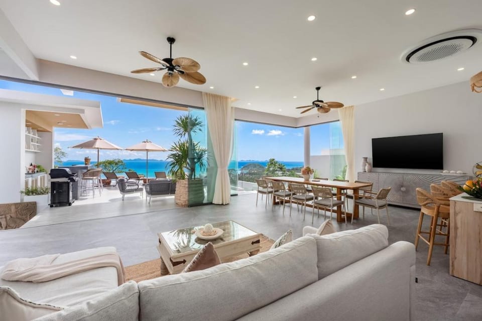 Communal lounge/ TV room, Natural landscape, Living room, Dining area, Sea view