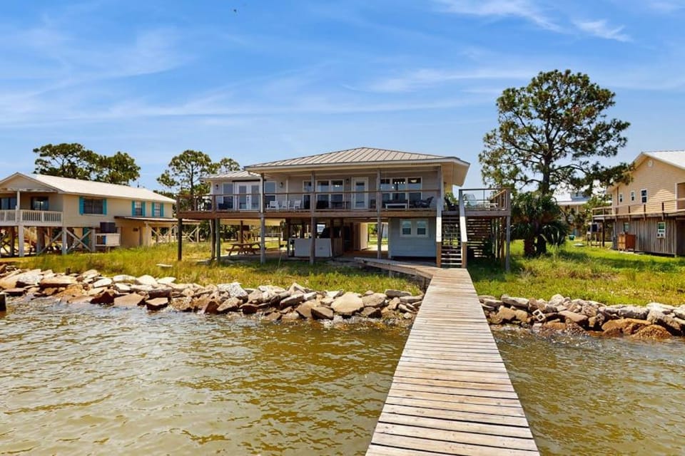 Gorgeous bayfront home Private dock Gas grill Wifi Washer and dryer House in Saint George Island