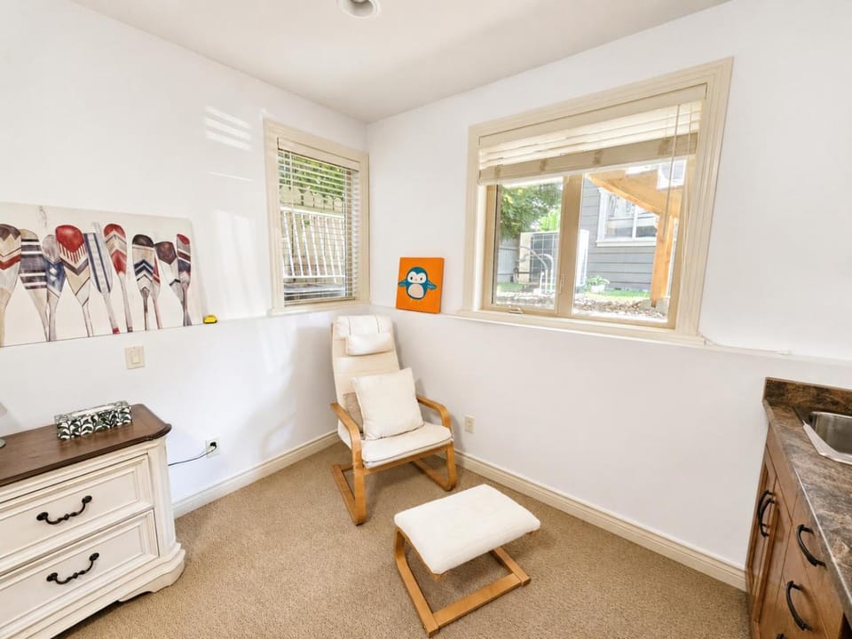 Cozy Studio Room in Upper Mission, Kelowna Bed and Breakfast in Kelowna