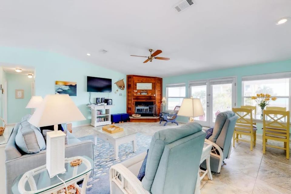Beachside home with private pool & amazing views House in Saint George Island
