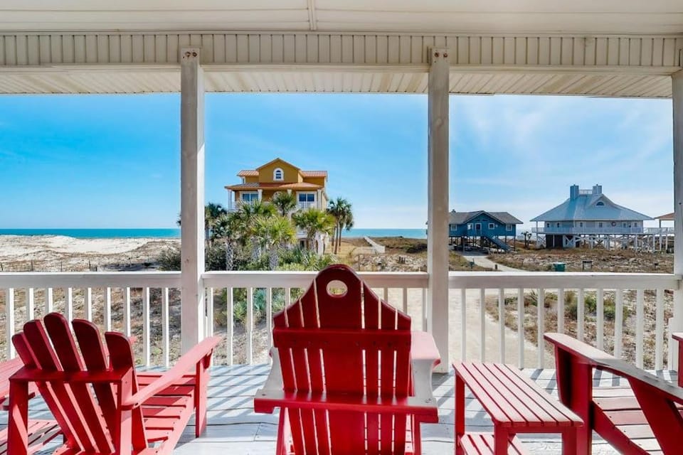 Beachside home with private pool & amazing views House in Saint George Island