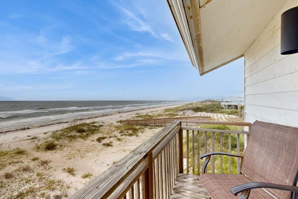 Beachfront Townhome with beach views deck & more House in Saint George Island