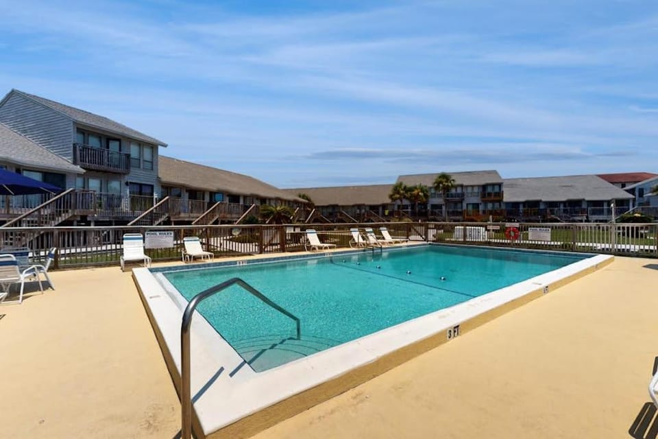 Comfortable townhome steps from beach with pool access balcony & WD House in Saint George Island