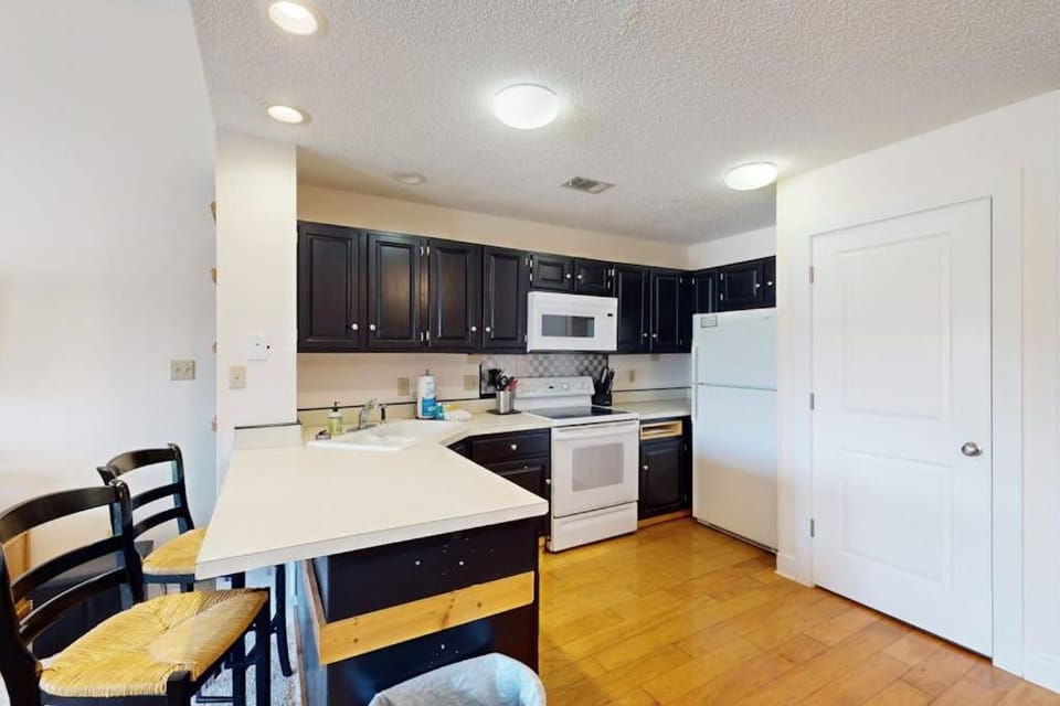 Comfortable townhome steps from beach with pool access balcony & WD House in Saint George Island