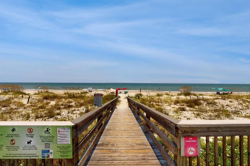 Comfortable townhome steps from beach with pool access balcony & WD House in Saint George Island