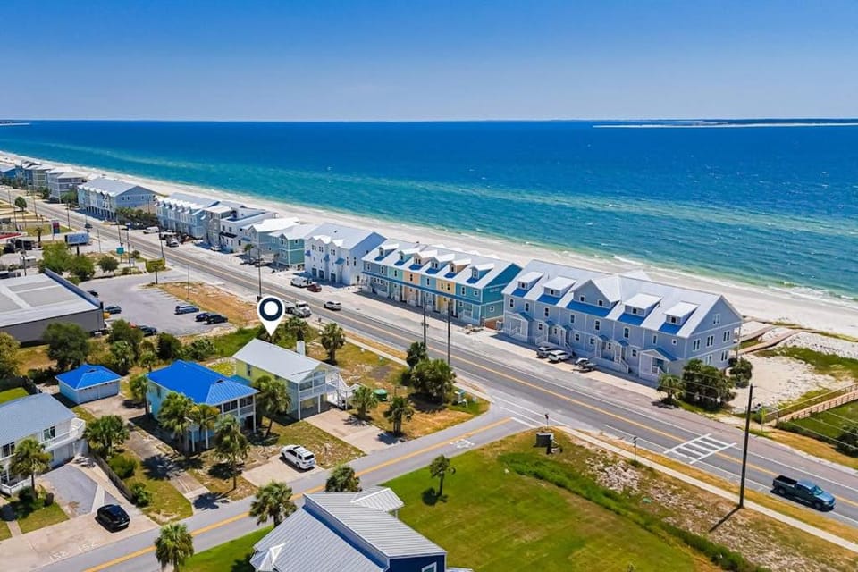 Dog-friendly coastal home with a game room and covered patio House in Florida