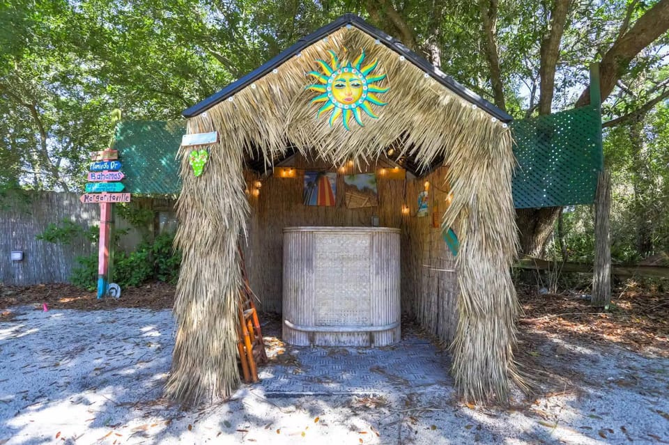 Tropical Oasis Beach Vibes Tiki Bar and Hot Tub House in Florida