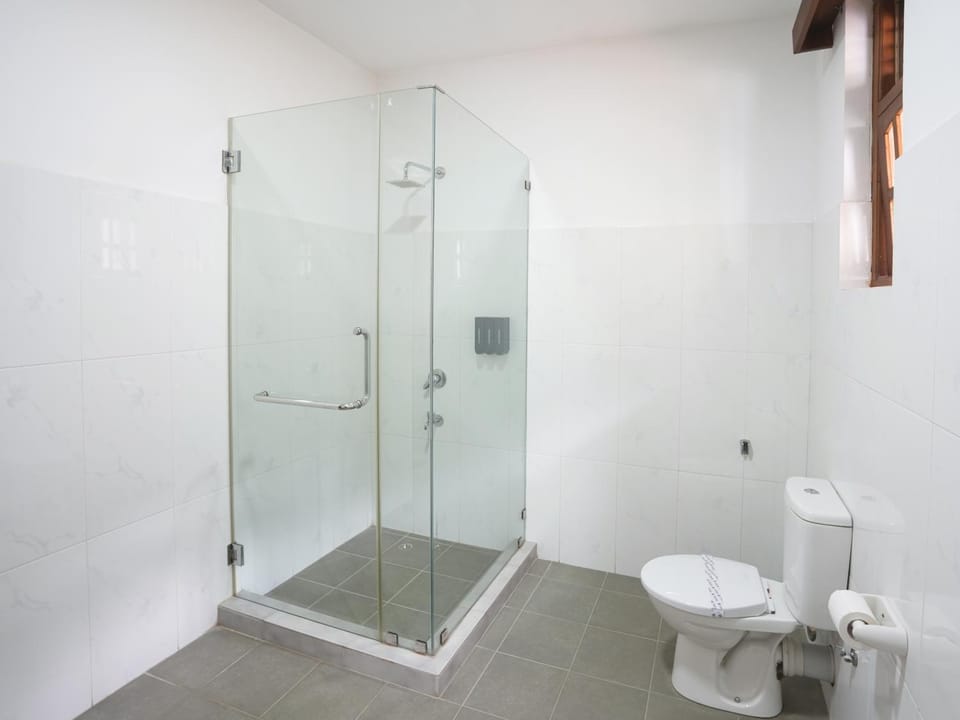 Shower, Toilet