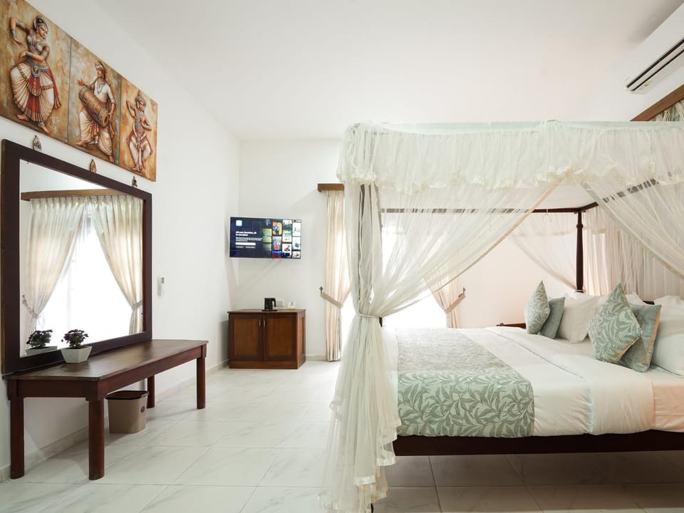 TV and multimedia, Photo of the whole room, Bedroom