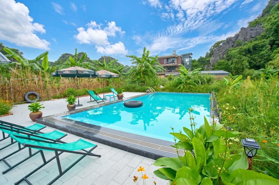 Day, Natural landscape, Garden, Garden view, Mountain view, Pool view, Swimming pool, sunbed