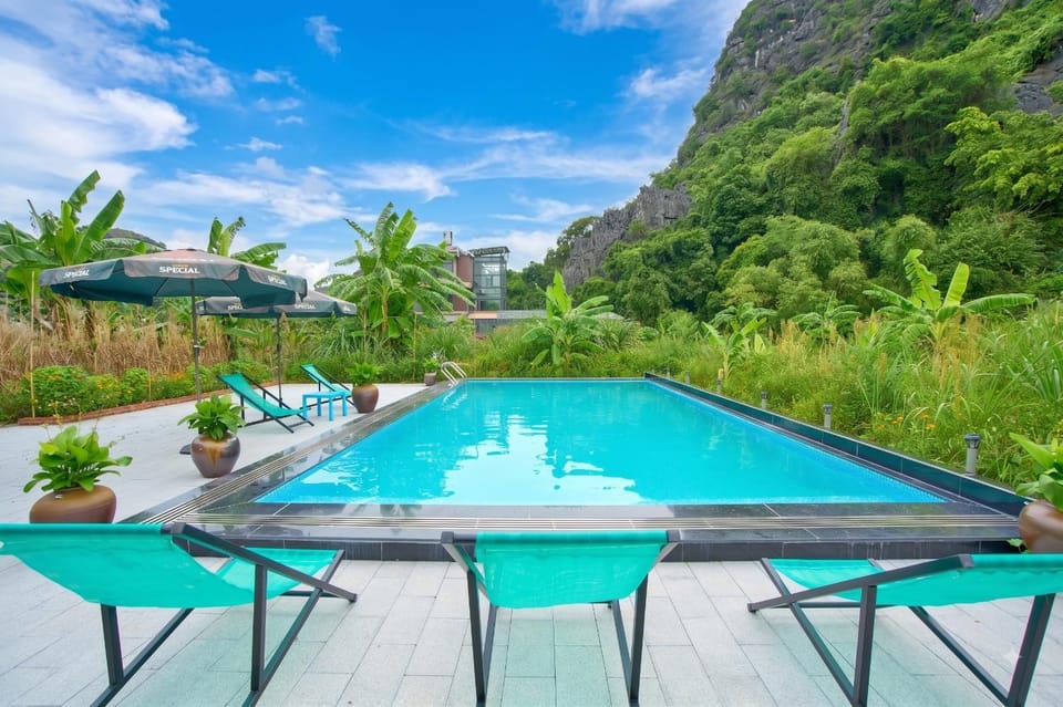Spring, Day, Natural landscape, Garden, Garden view, Mountain view, Pool view, Swimming pool, sunbed