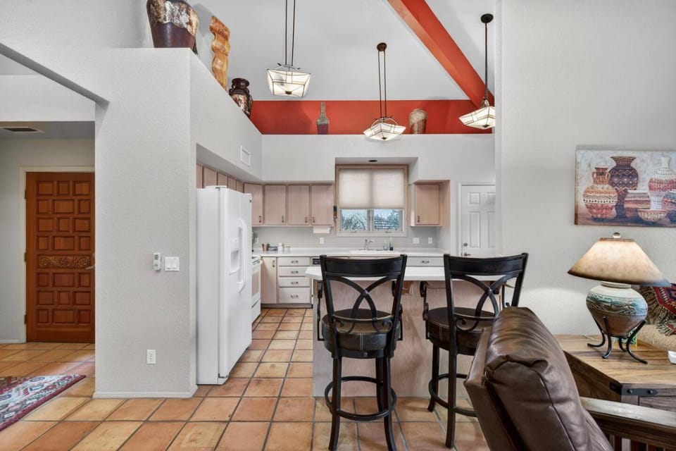 Kitchen or kitchenette, Photo of the whole room, Decorative detail, Seating area, Dining area