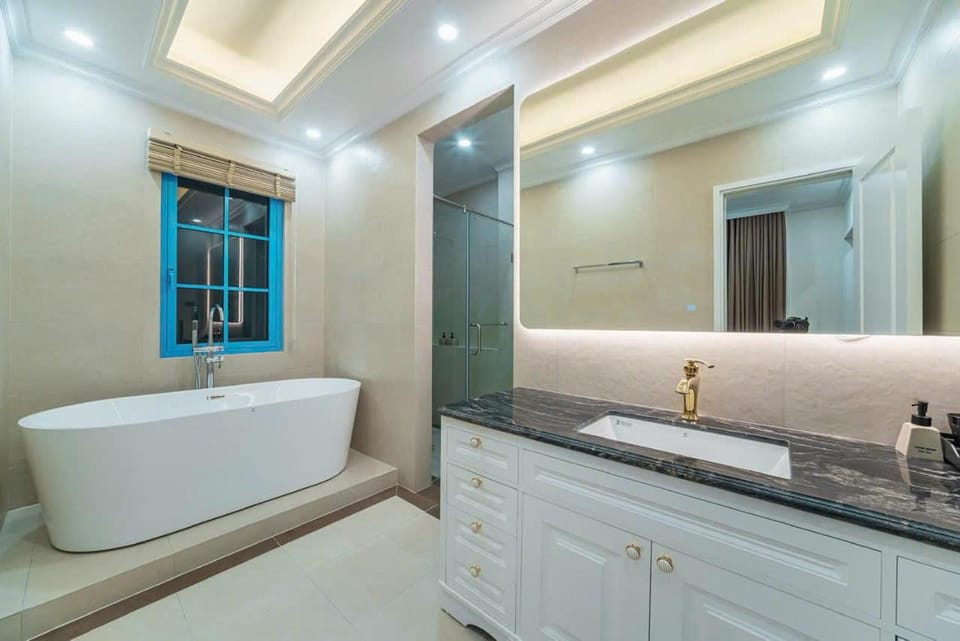 Sun Villa - Pool, walk to beach, upto 20 pp Villa in Vietnam