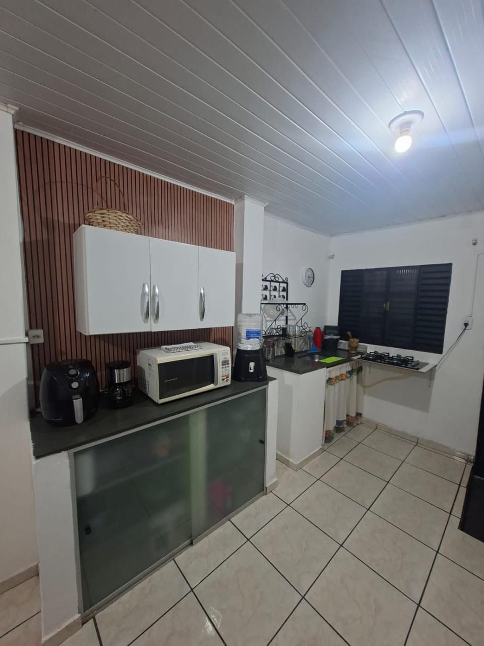 Kitchen or kitchenette, Communal kitchen, American breakfast, microwave, oven, stove