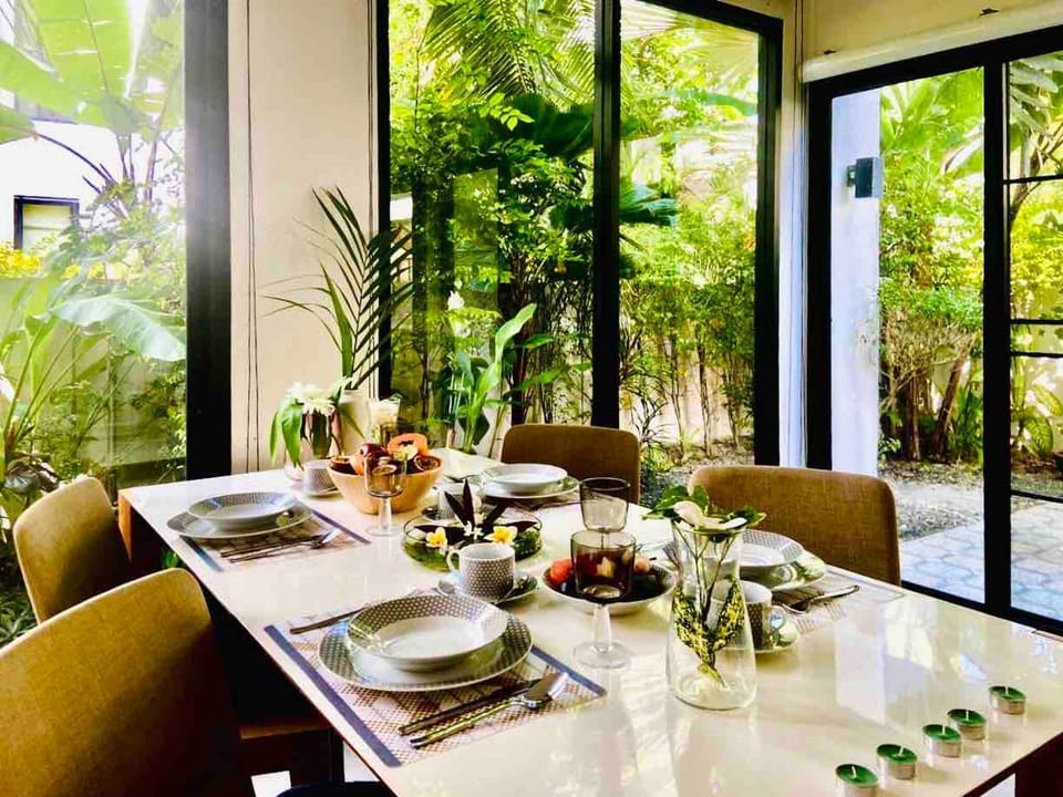 Food and drinks, Dining area, Food