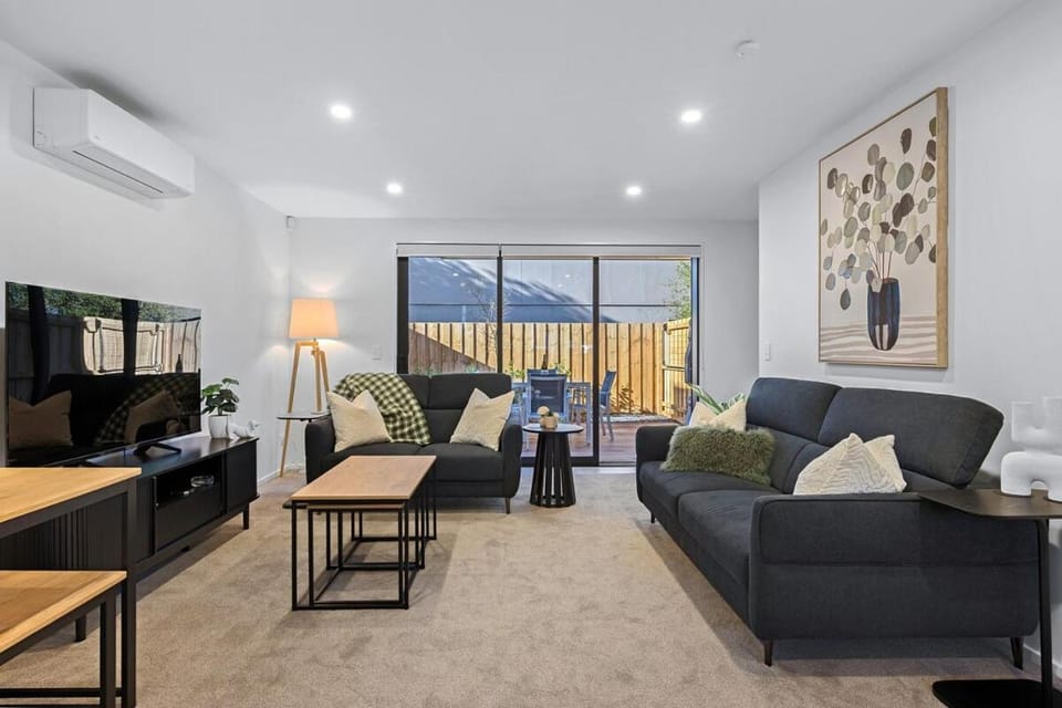 TV and multimedia, Living room, Seating area, air conditioner