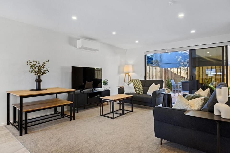 TV and multimedia, Living room, Seating area, Evening entertainment, air conditioner