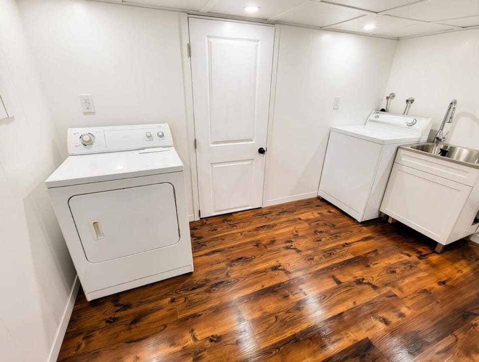 Downtown Moncton - Family Pets and Free Parking Apartment in Moncton
