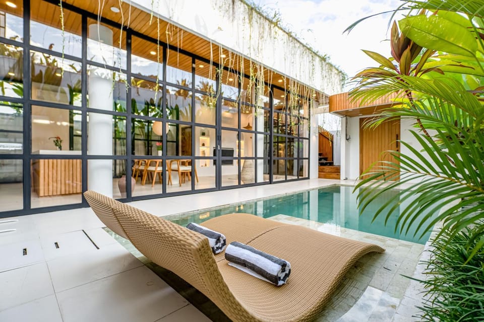 Swimming pool, sunbed