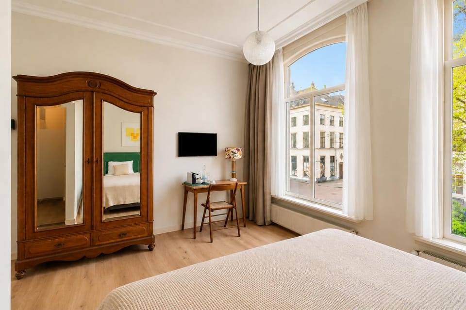 Bed, TV and multimedia, Photo of the whole room, Bedroom, hair dresser