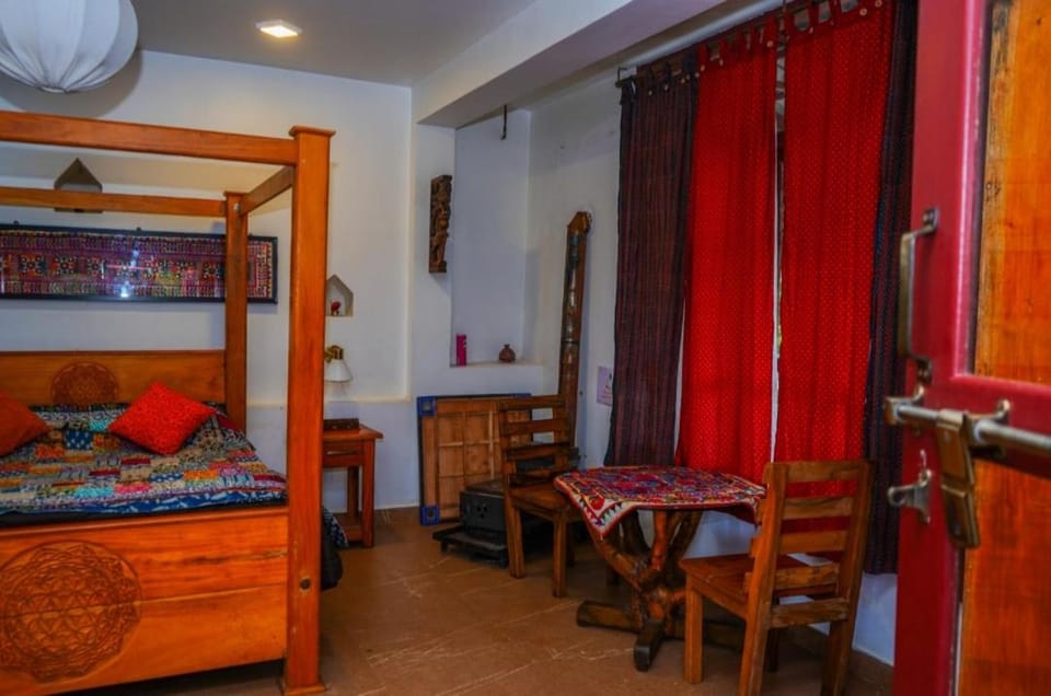 Bed, Living room, Photo of the whole room, Seating area