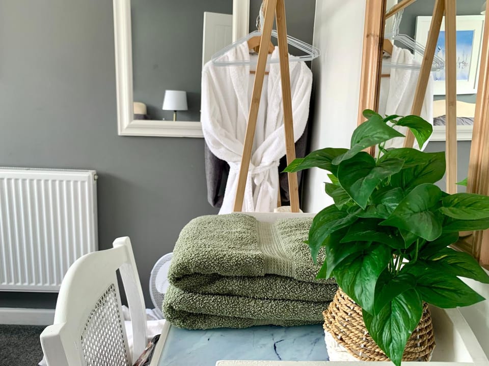 Private small double with ensuite & parking in central Bridport Bed and Breakfast in Bridport