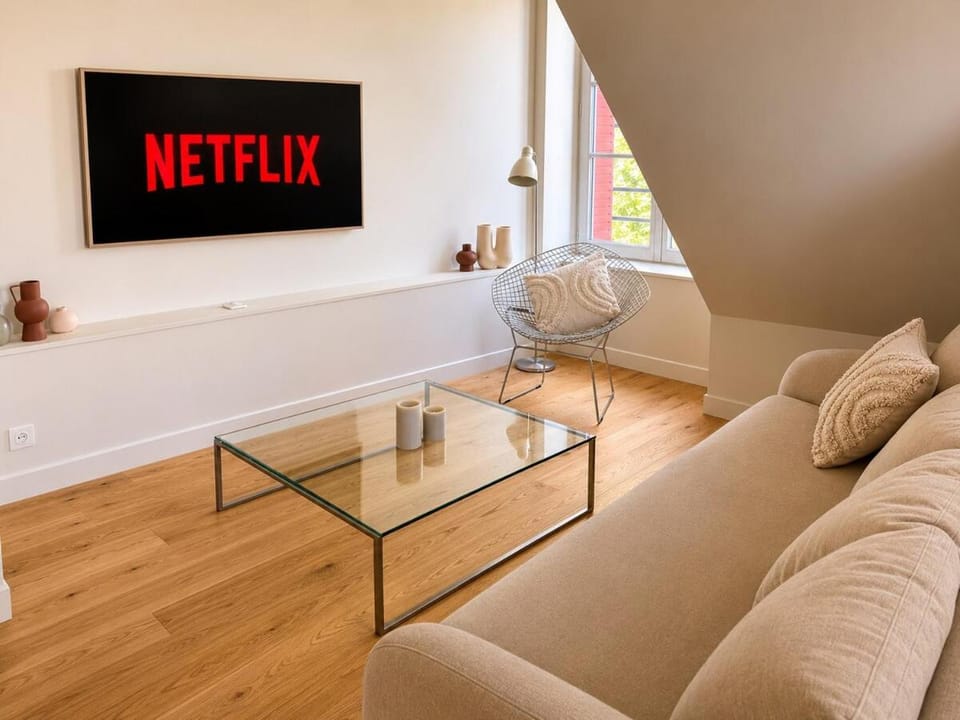 TV and multimedia, Living room, Seating area, air conditioner