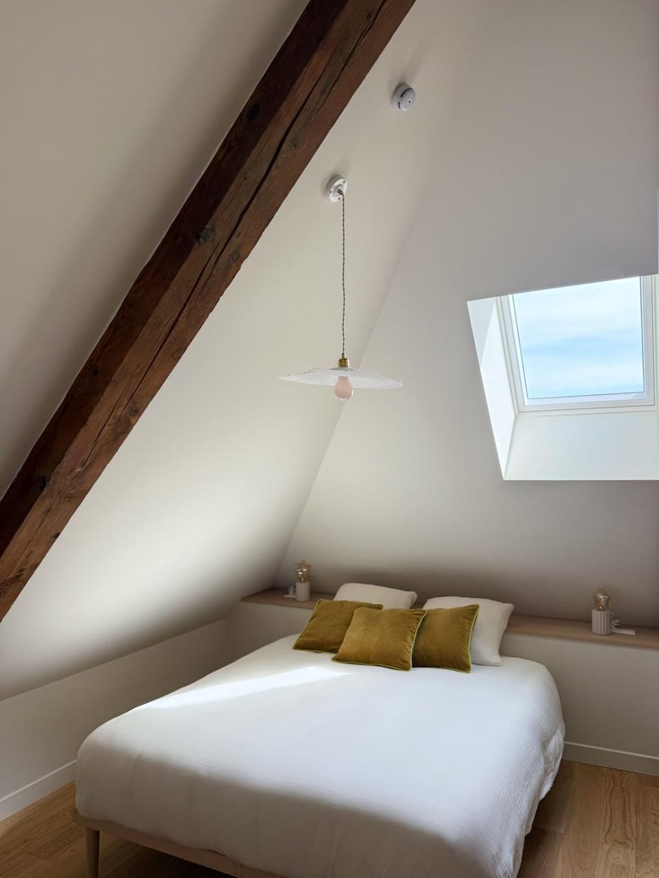 Bed, Bedroom, air conditioner