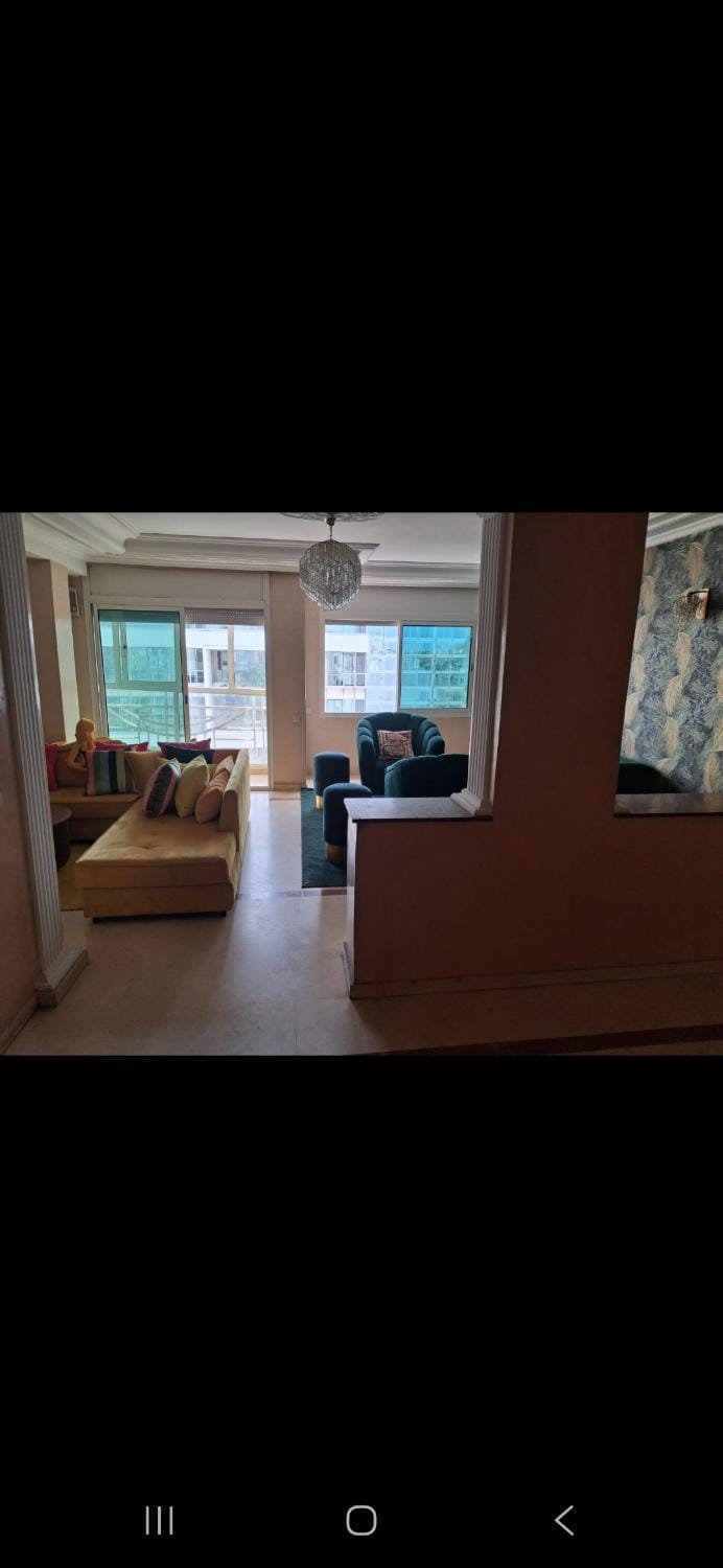 Joli et trés spacieux Appartement avec double salon et 3 chambres En plein Boulevard Anfa Quartier Racine Apartment in Casablanca