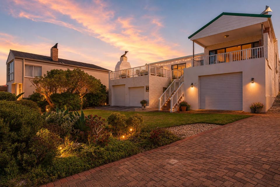 Property building, Patio, Patio, Garden, Garden, Balcony/Terrace, Balcony/Terrace, Garden view, Garden view, Parking