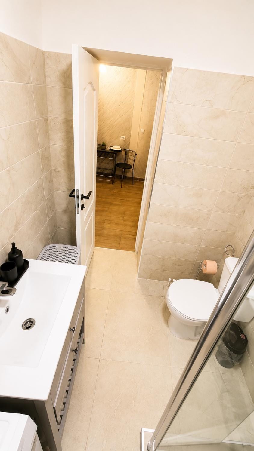 Shower, Toilet, Bathroom, towels