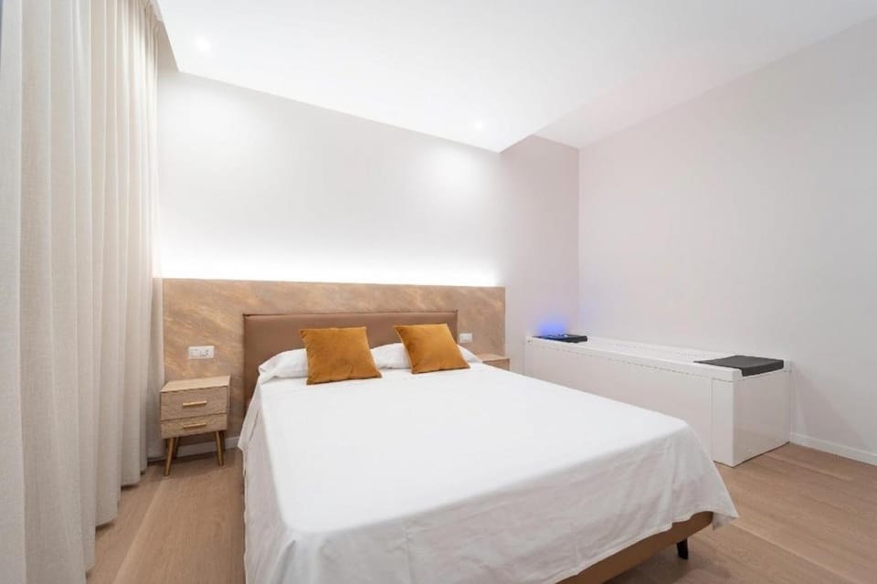 Bed, Hot Tub, Photo of the whole room, Bedroom