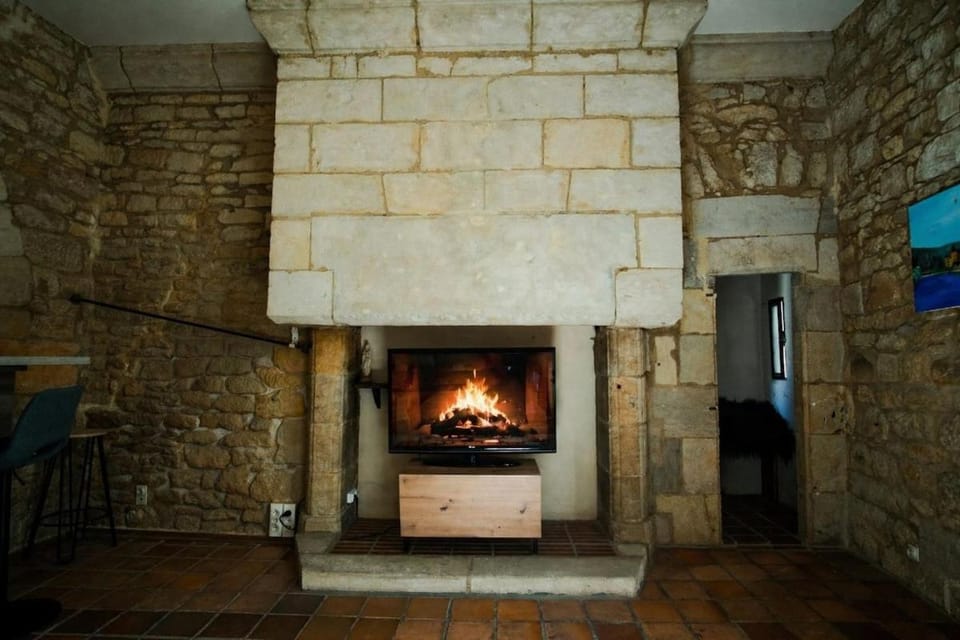 Communal lounge/ TV room, TV and multimedia, fireplace