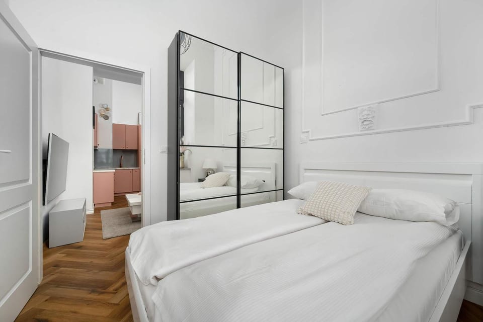Bed, TV and multimedia, Photo of the whole room, Bedroom, towels, wardrobe