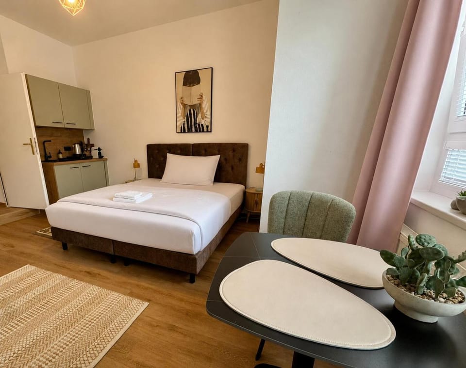 Bed, Kitchen or kitchenette, Dining area