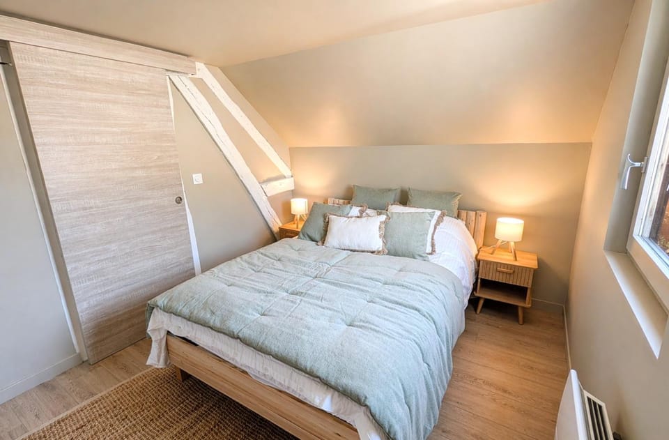 Bed, Bedroom, towels