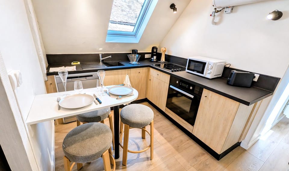 Coffee/tea facilities, Dining area, dishwasher, oven, stove, toaster