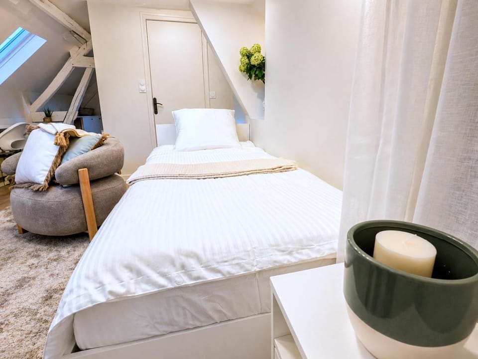 Bed, Living room