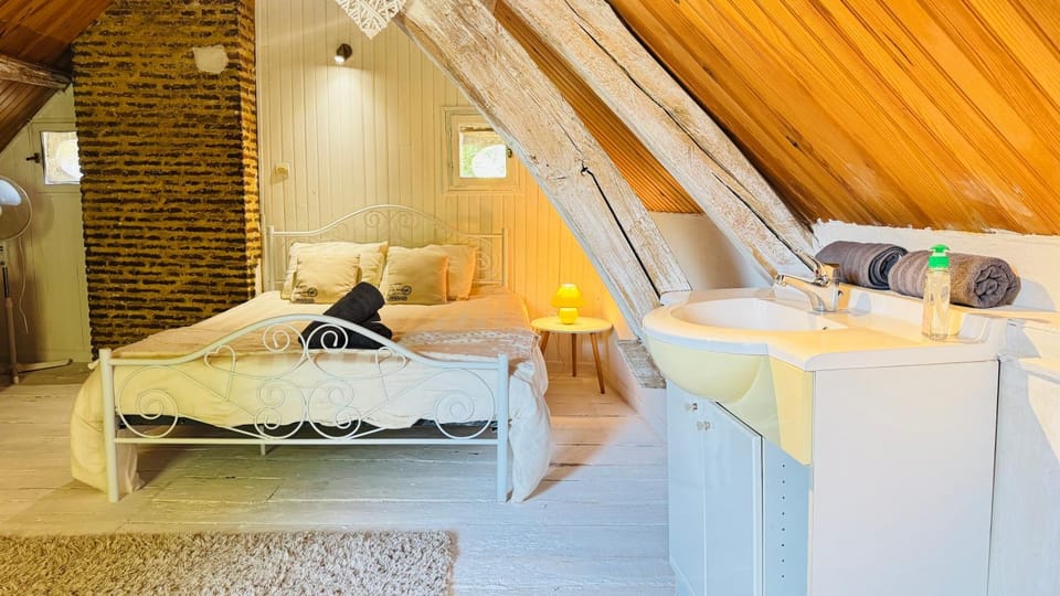 Bed, Photo of the whole room, Bedroom, towels