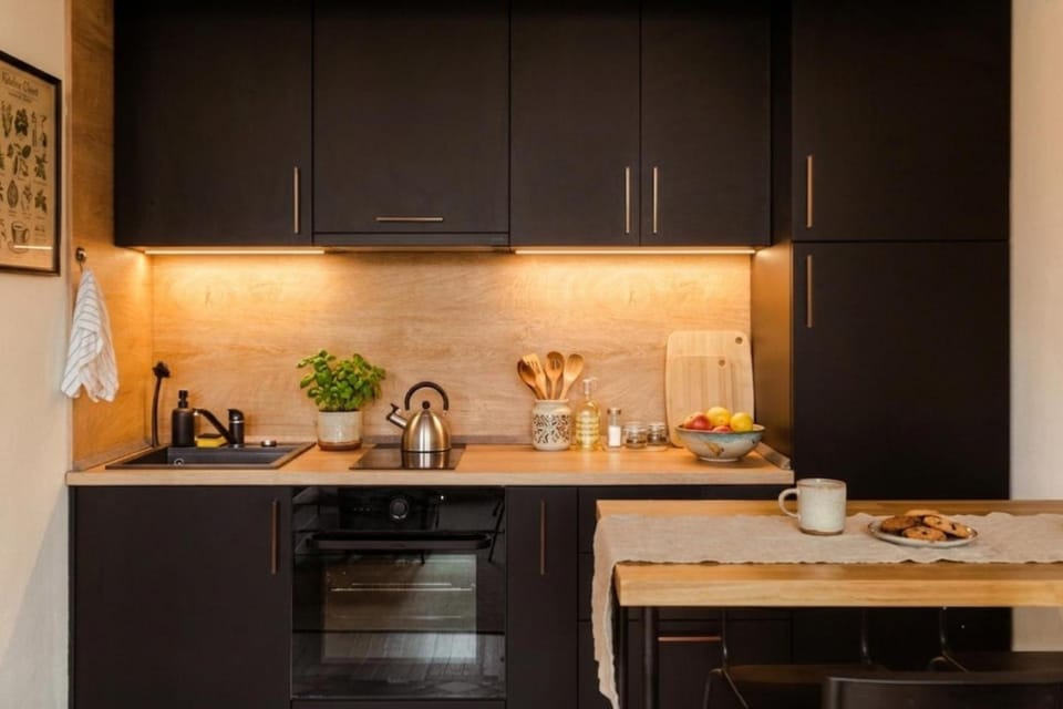 Coffee/tea facilities, Kitchen or kitchenette, stove, toaster