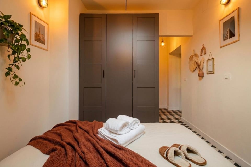Photo of the whole room, towels, wardrobe