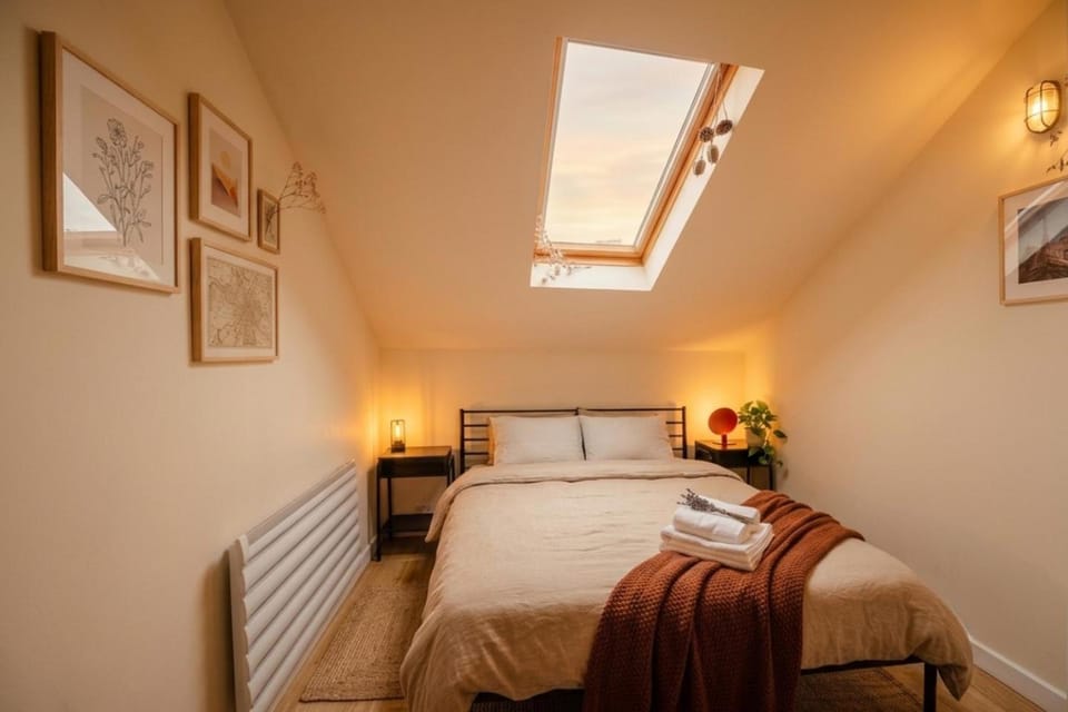 Bed, Photo of the whole room, Bedroom