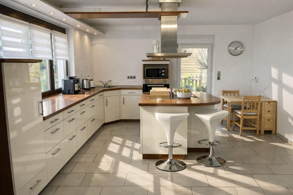 Kitchen or kitchenette, Dining area, oven, kitchen