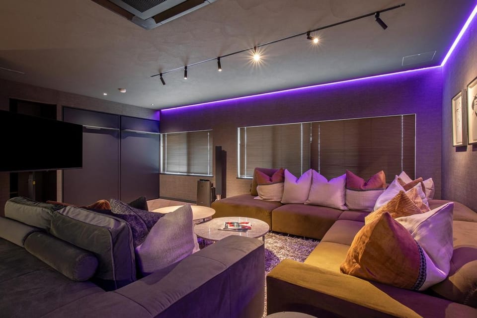 Bed, TV and multimedia, Living room, Photo of the whole room, Seating area, Bedroom