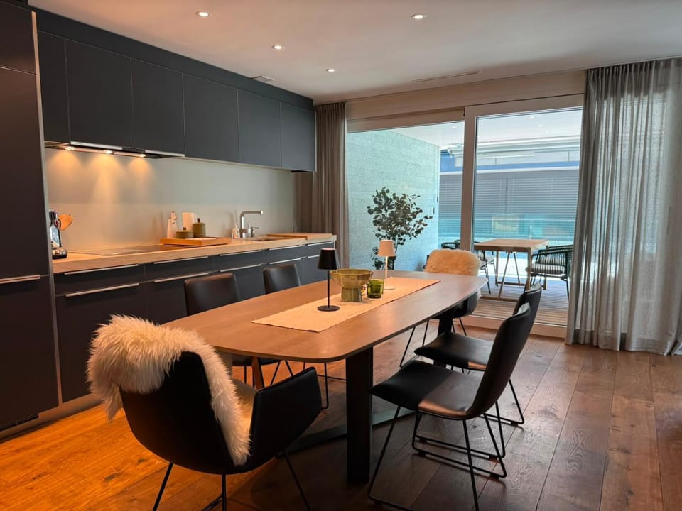 Kitchen or kitchenette, Dining area