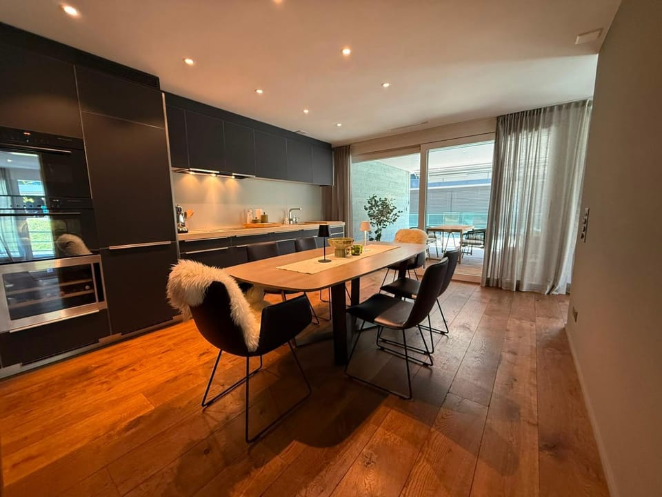 Kitchen or kitchenette, Dining area