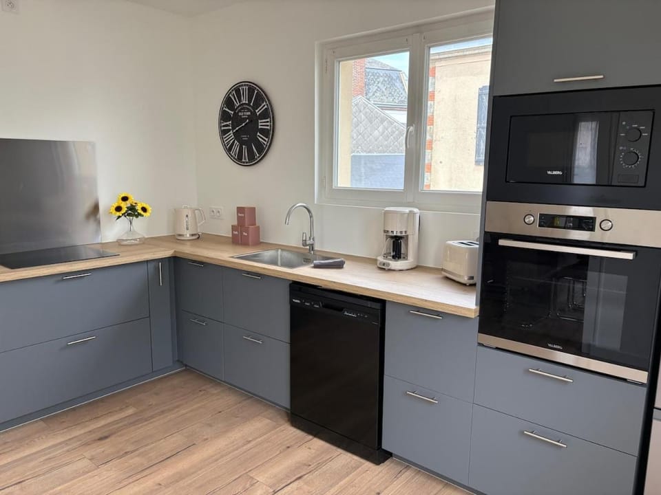 Coffee/tea facilities, Kitchen or kitchenette, dishwasher, microwave, oven, stove, toaster