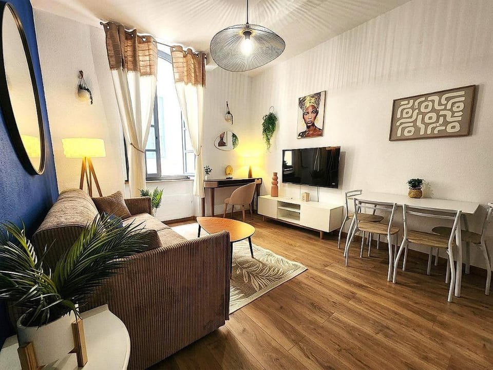 Communal lounge/ TV room, TV and multimedia, Living room, Seating area, Dining area, Evening entertainment