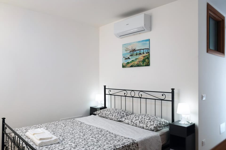 Bed, Photo of the whole room, Bedroom, air conditioner