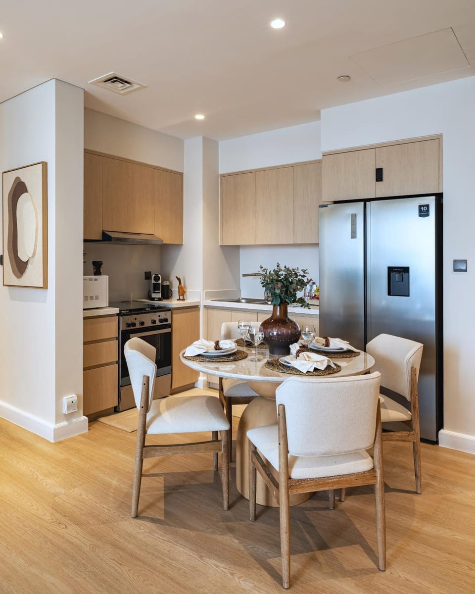 Coffee/tea facilities, Kitchen or kitchenette, Dining area, microwave, oven, stove, toaster